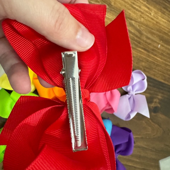 Set of 18 alligator clip hair bows (small red bow found later after pic) - Picture 2 of 3